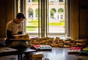 A terme, une victime de bibliomanie peut s'isoler et se renfermer sur elle-même